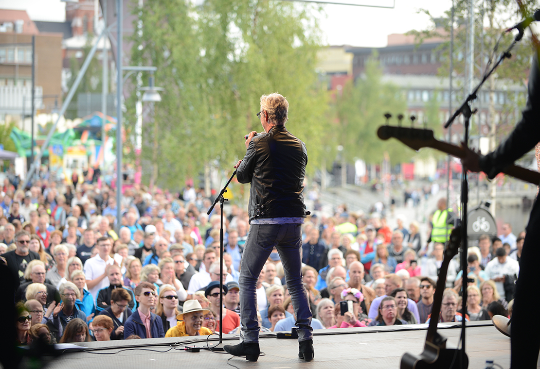 Bild på SPELA UNDER SOLEN
